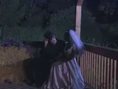 Geile Schwarzhaarige im Brautkleid reitet einen Schwanz auf der dunklen Terrasse bei Nacht