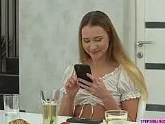 Blonde Stiefschwester mit langem Haar steht seitlich im Bad und wird von hinten überrascht