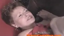 Geile Oma mit kurzen Haaren saugt gierig einen dicken Schwanz im Profil