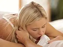 Blondes Mädchen kniet nackt am Fenster und bläst hingebungsvoll einen dicken Schwanz.