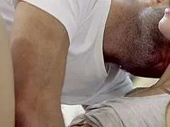 Nahaufnahme eines prallen weiblichen Pos in weißem Slip auf dem Bett