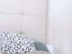 Nahaufnahme einer nackten Frau mit nassen Brüsten unter der Dusche, Sonnenstrahlen werfen harte Schatten auf ihre Haut.
