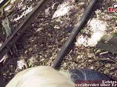 Blonde Milf mit Pferdeschwanz kniet auf der Straße und bläst Schwanz von oben gesehen