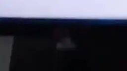 Blonde Hentai-Figur liegt von hinten auf dem Bett, langes Haar, schwarzes Kleid hochgeschoben, praller blanker Po
