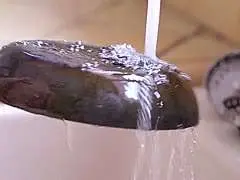 Blonde mit schwarzem Spitzenhöschen wird von hinten angefasst und die rasierte Möse freigelegt