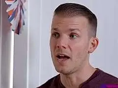 Drei junge Frauen in engen Tops und Shorts stehen mit verschränkten Armen und erwartungsvollem Blick im Wohnzimmer