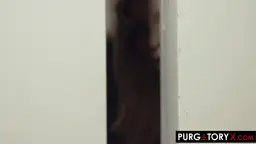 Durch einen Türspalt schaut ein älterer Mann mit Schnurrbart lüstern ins Zimmer.