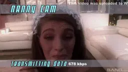 Nahaufnahme einer süßen Brünetten mit weißem Spitzenhaarband, die erregt und mit offenem Mund in die Webcam schaut.