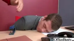 Geiler junger Mann im grauen Anzug schläft erschöpft mit dem Kopf auf dem Bürotisch