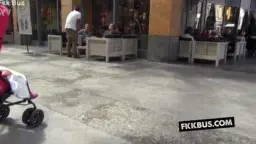 Junge Brünette kniet nackt vor einem Mann und lutscht hingebungsvoll seinen Schwanz vor einer Holzhütte