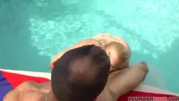 Blonde mit riesigen Titten wird von hinten am Poolrand im Steh-Doggy hart genommen.