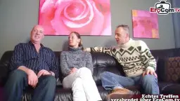 junge Frau auf Ledersofa zwischen zwei Männern