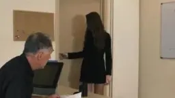 Junge Frau in Schwarz steht in offener Bürotür