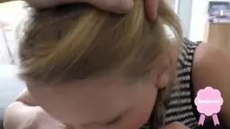 Blondine mit Zöpfen lutscht Schwanz in Küche