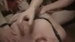 Nahaufnahme gespreizter Beine, Finger auf Scham, Strapse