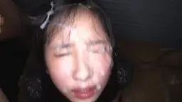 Nahaufnahme eines Gesichts mit Sperma und geschlossenen Augen