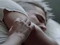 Blondes Mädchen von hinten in durchsichtigem gestreiftem Negligé mit roten Flecken im Schlafzimmer