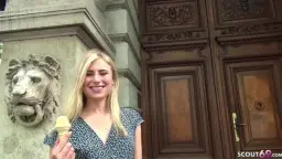 Blonde Linday lächelt unschuldig mit Eis in der Hand vor einem Berliner Altbau