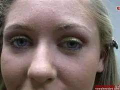 Schlanke blonde Silhouette läuft nackt durch schäumende Meereswellen im Sonnenlicht