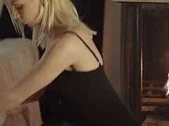 Blonde mit tiefem Ausschnitt öffnet ihr schwarzes Kleid und präsentiert ihre prallen Brüste