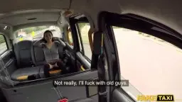 Zierliche Asiatin mit langem schwarzem Haar sitzt brav auf der Rückbank des Fake Taxi und hält sich am Gurt fest.